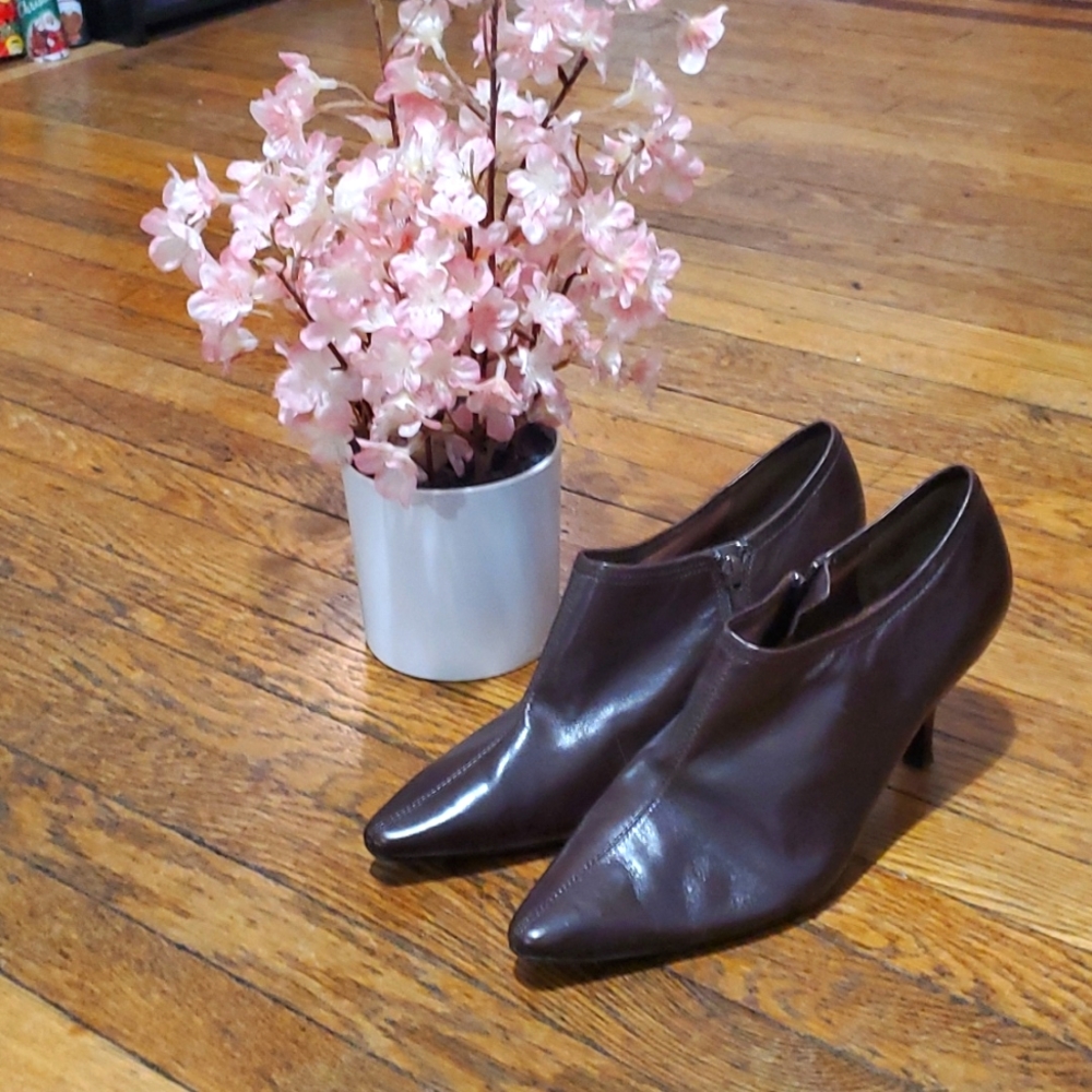 Anne Klein iflex leather ladies booties, chocolate, size 9.5